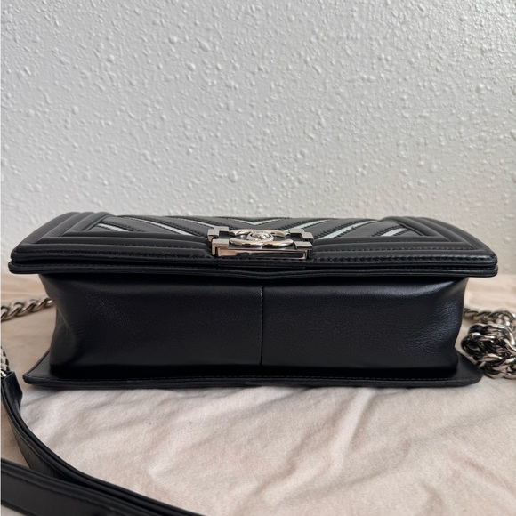 ❌SOLD❌ CHANEL Limited Edition Boy Flap Bag Chevron Lambskin Holographic Medium - Picture 9 of 16